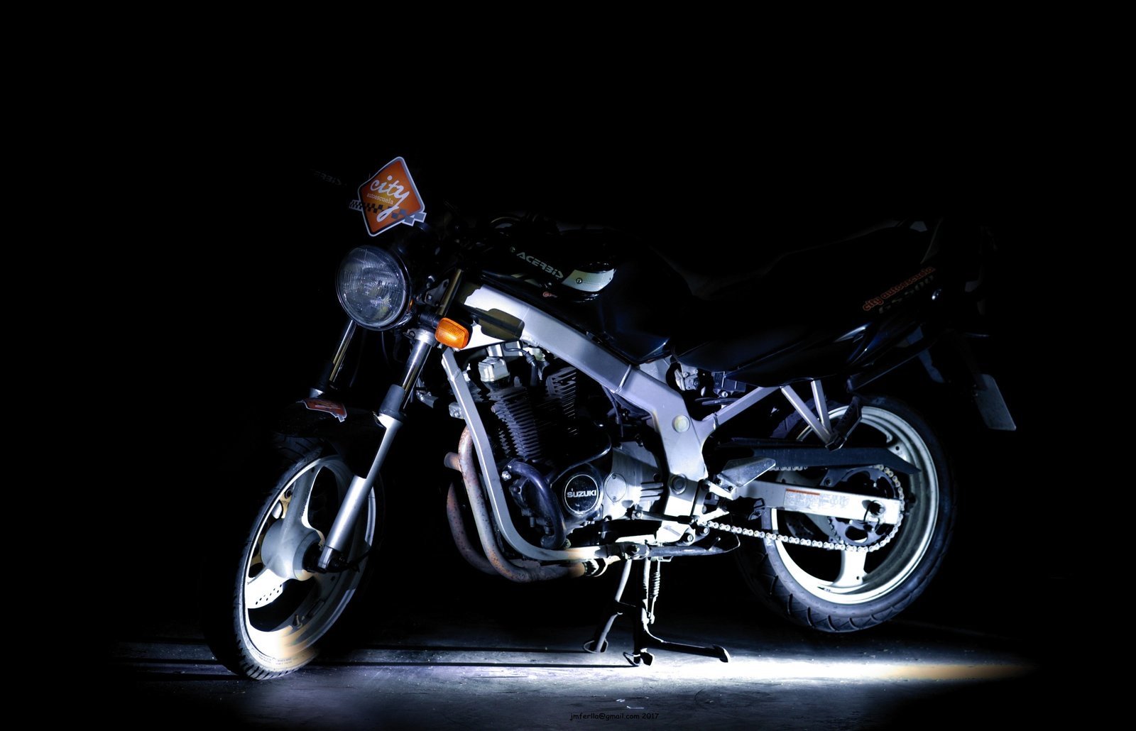 Suzuki GS500 de prácticas de City Autoescuela sobre fondo negro, la moto real de las clases del A2