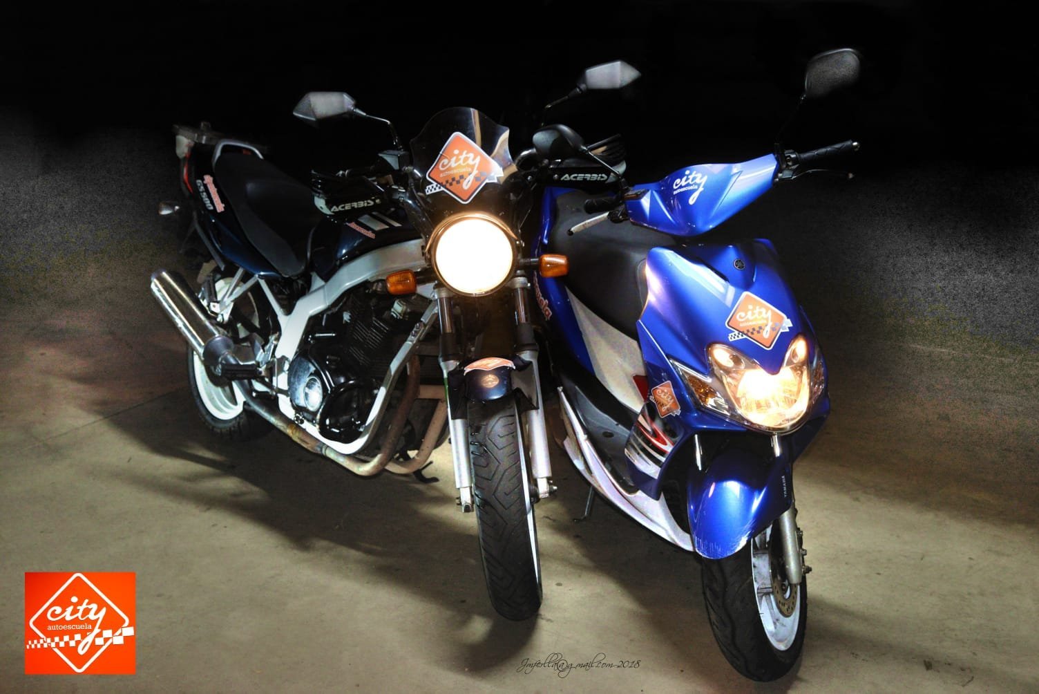 Moto Suzuki GS500 y scooter Yamaha de prácticas para los permisos A2 y AM