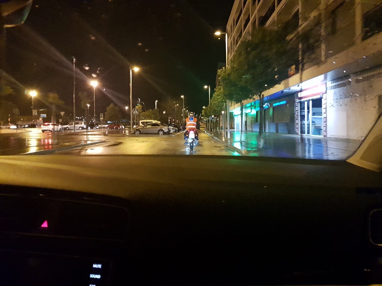 Alumno del A2 en moto por una avenida comercial de Córdoba durante una clase práctica