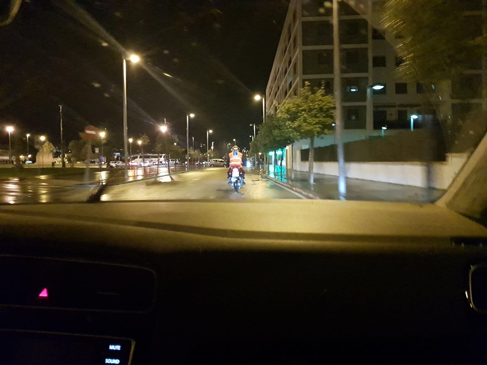 Práctica de moto del A2 por una avenida de Córdoba iluminada de noche