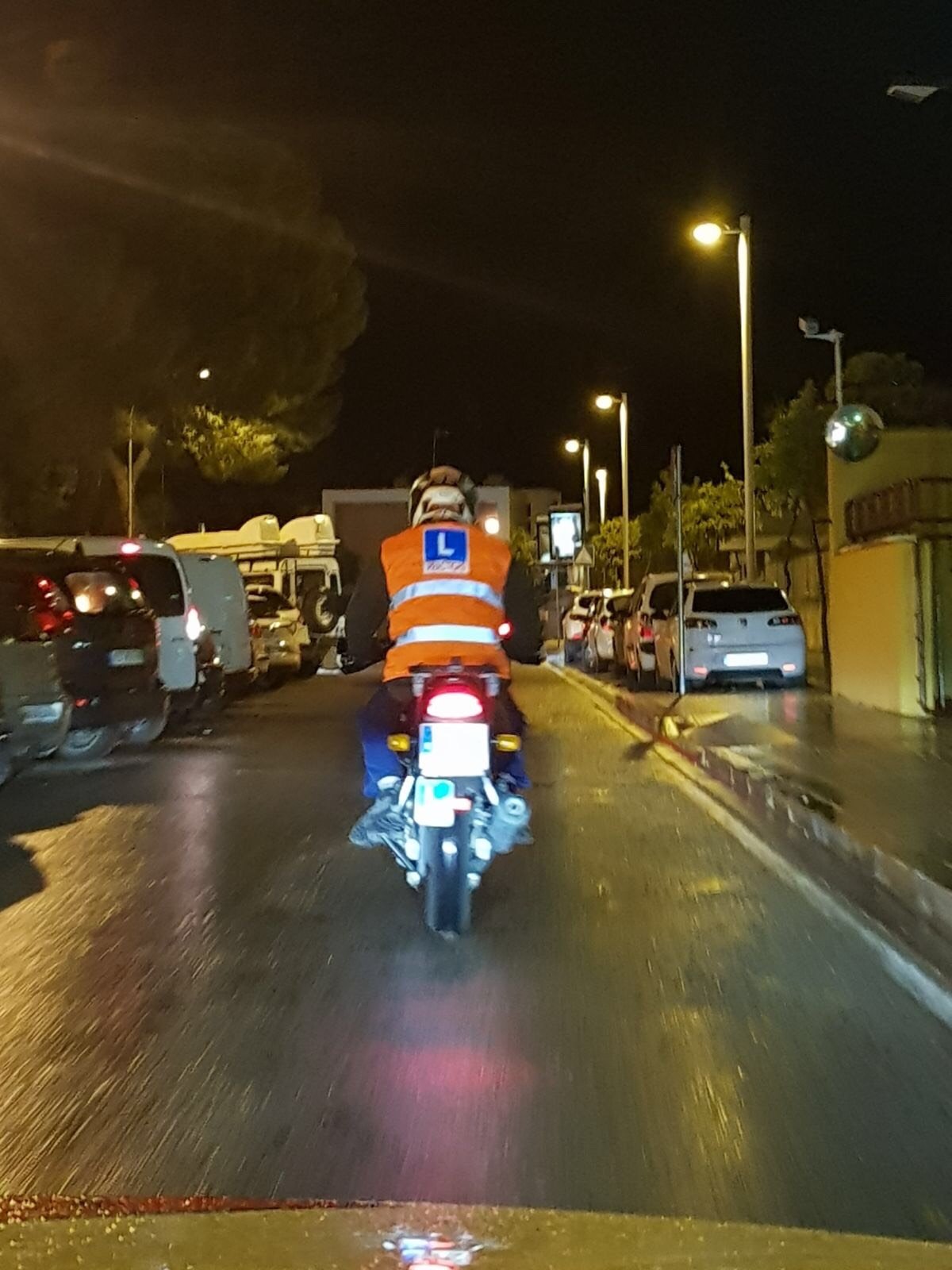 Práctica nocturna del A2 por una calle mojada del centro de Córdoba