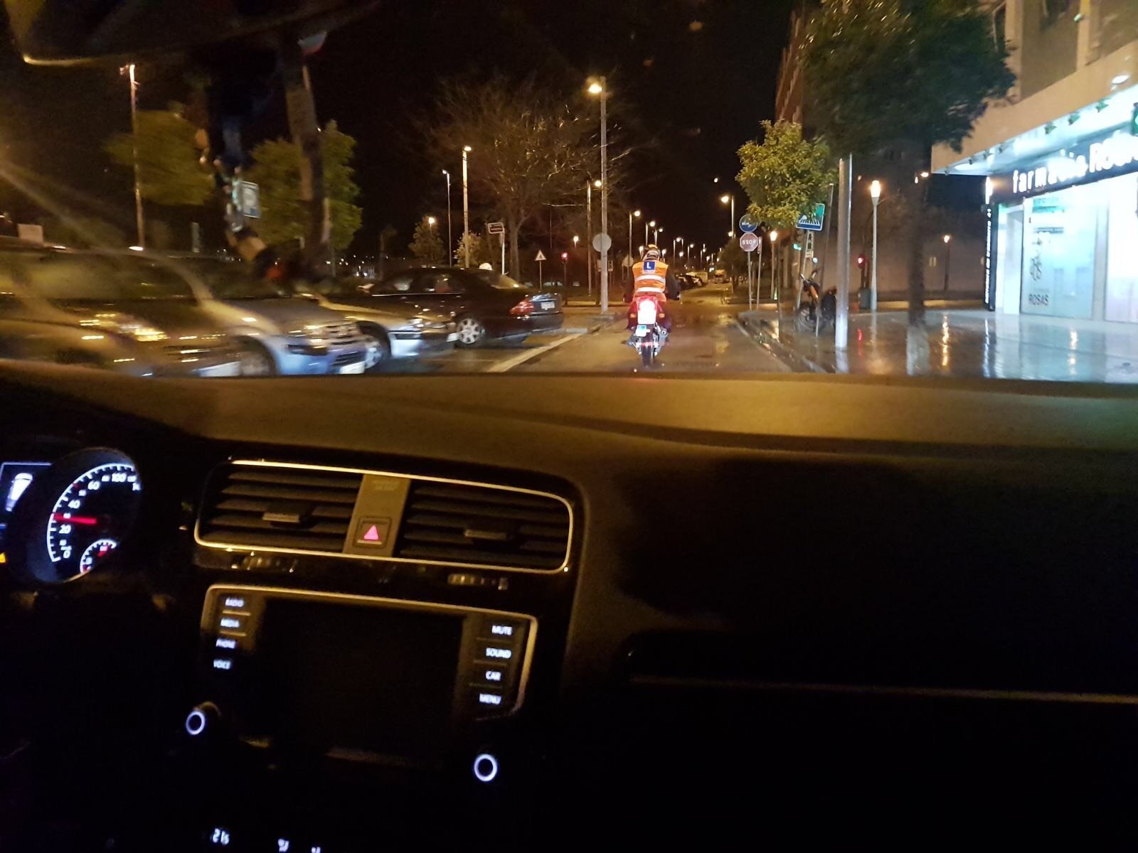 Alumno del A2 circulando en moto por Córdoba visto desde el coche de apoyo del profesor